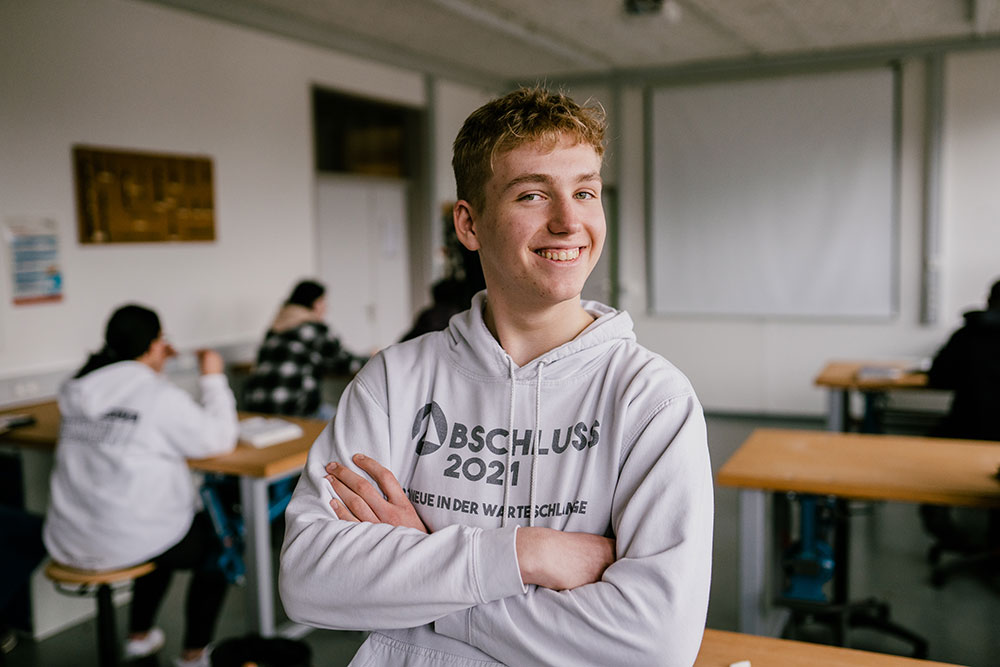 Junge lächelt im Klassenzimmer