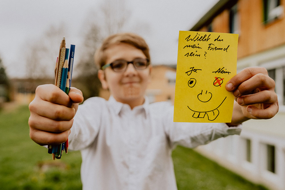 Fröhlicher Autistischer Junge