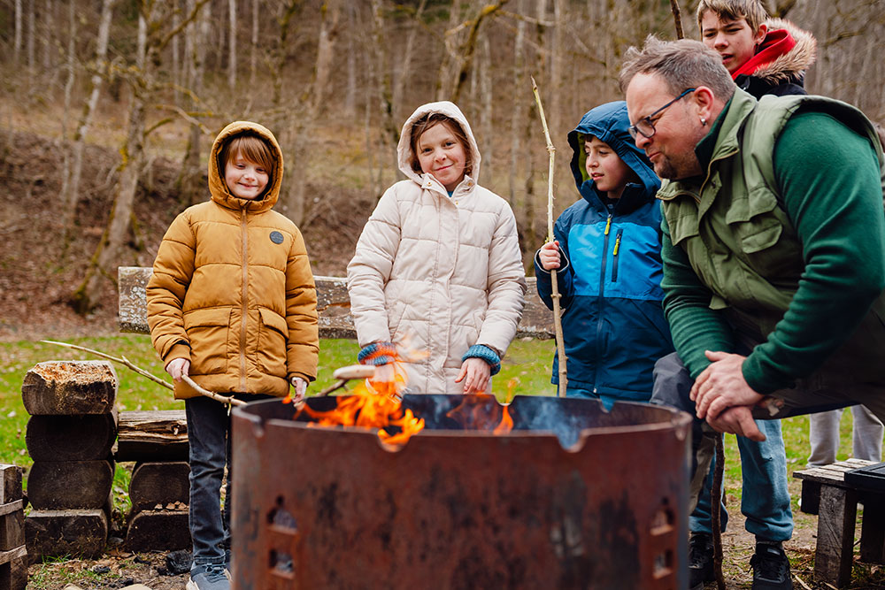 Mutpol Wohngruppe am Grillen