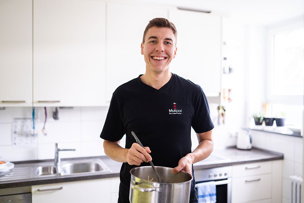 Mutpol Mitarbeiter kocht in austistischer Wohngruppe