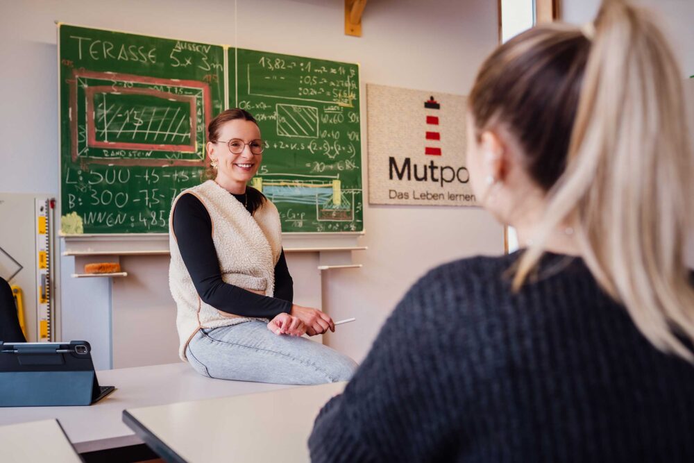 Mutpol Lehrerein spricht mit Schülerin