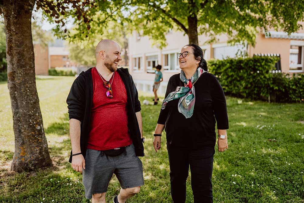 Mutpol Mitarbeiter lachen zusammen