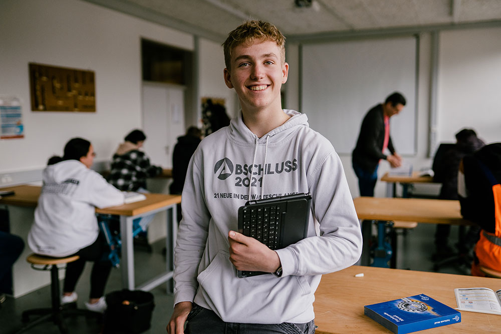 Mutpol Schüler steht in Klassenzimmer