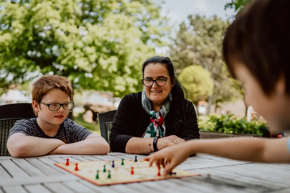 Mutpol Mitarbeiterin spielt mit Kindern