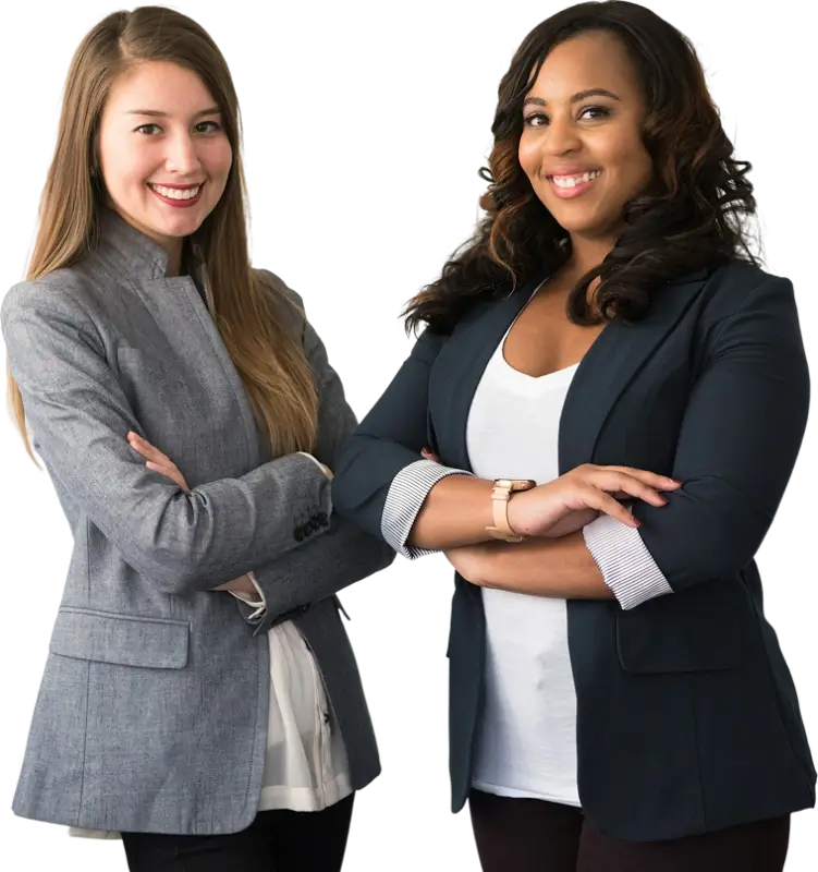 Zwei selbstbewusste Geschäftsfrauen stehen nebeneinander mit verschränkten Armen und lächeln in die Kamera.