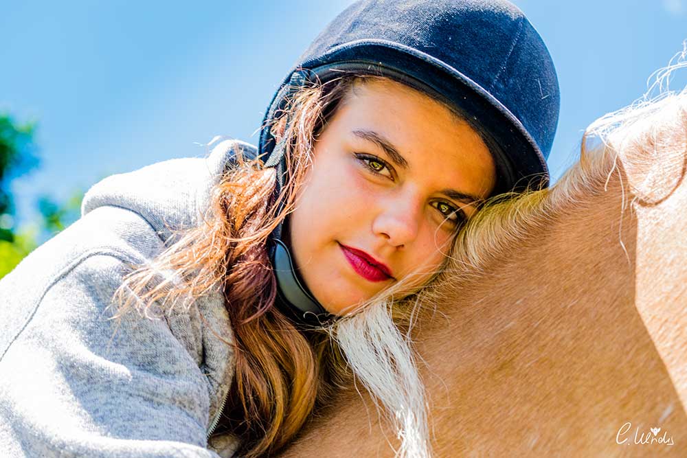 Junge Frau mit Reithelm