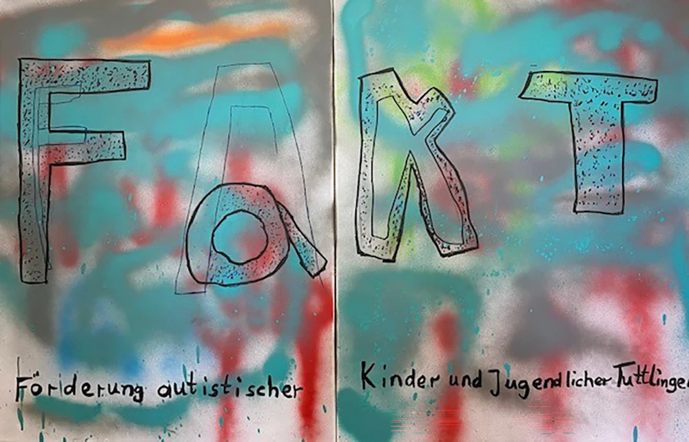 Graffiti mit großen Buchstaben FAKT auf bunter Wand; darunter Textzeilen.
