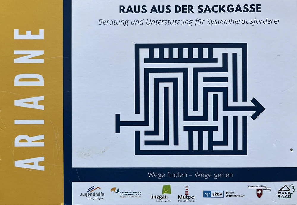 Plakat mit Labyrinthmuster und Pfeil nach rechts, Titel 'Raus aus der Sackgasse'.