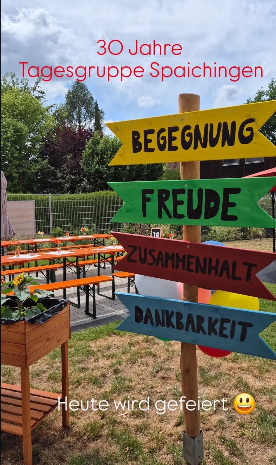 Bunte Wegweiser mit Begegnung, Freude, Zusammenhalt, Dankbarkeit – Feierbild.